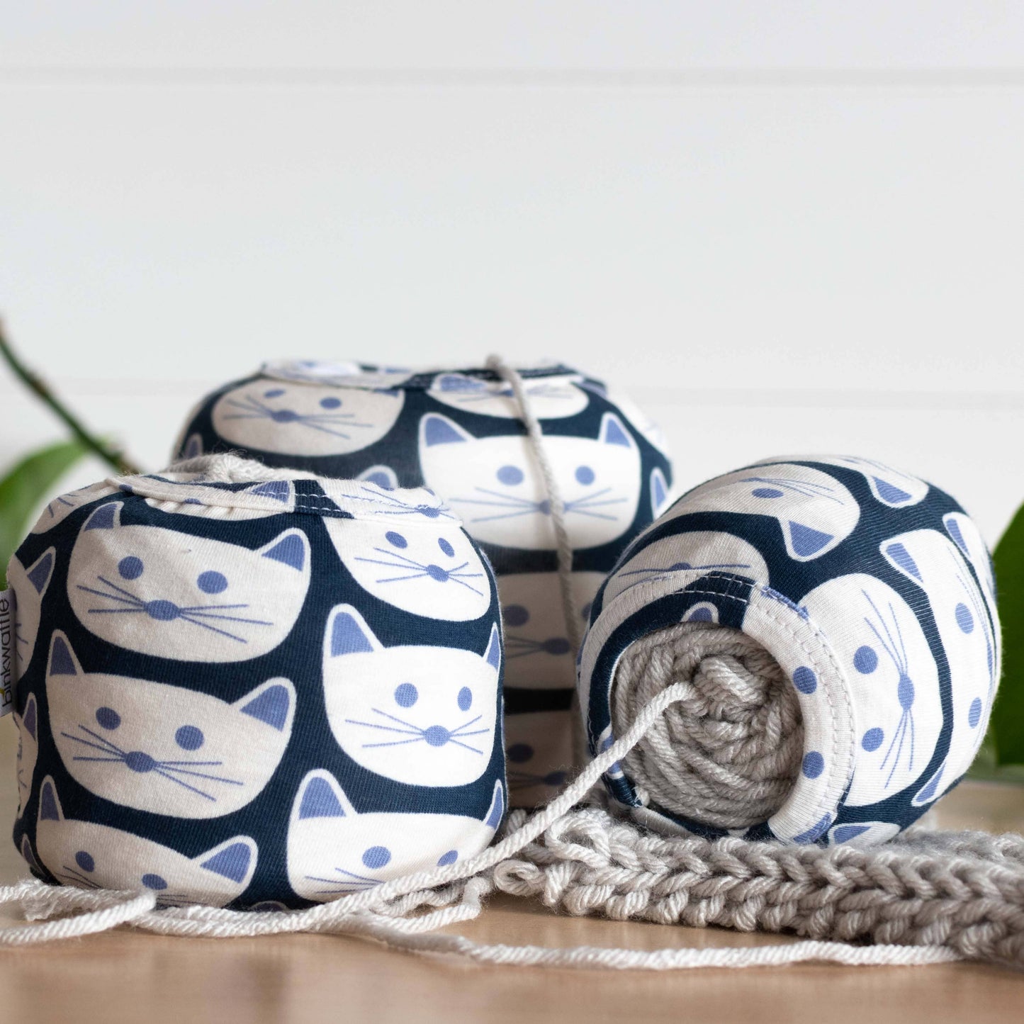 MED Kitty COZY CAKES Yarn Cozy