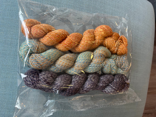KIT: The Shift Cowl - Urth Spiral Grain Sport